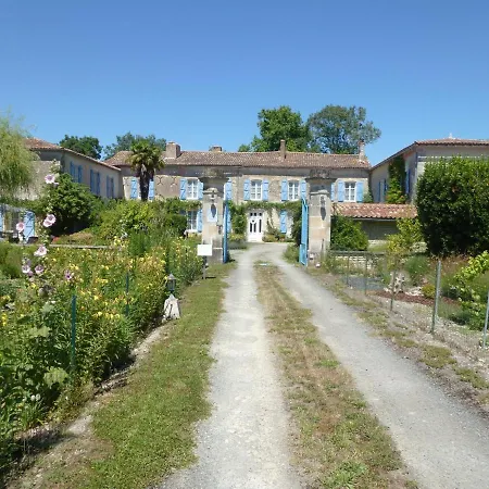 Bed & Breakfast Le Logis De Faugerit 3*