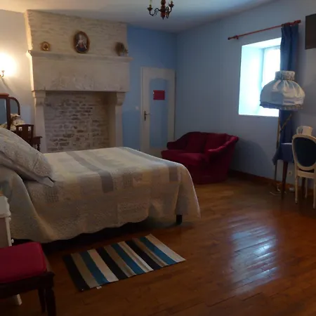 Bed & Breakfast Le Logis De Faugerit 3*